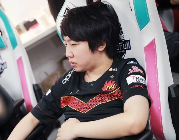 FPX力克SBTC，Knight送出助攻