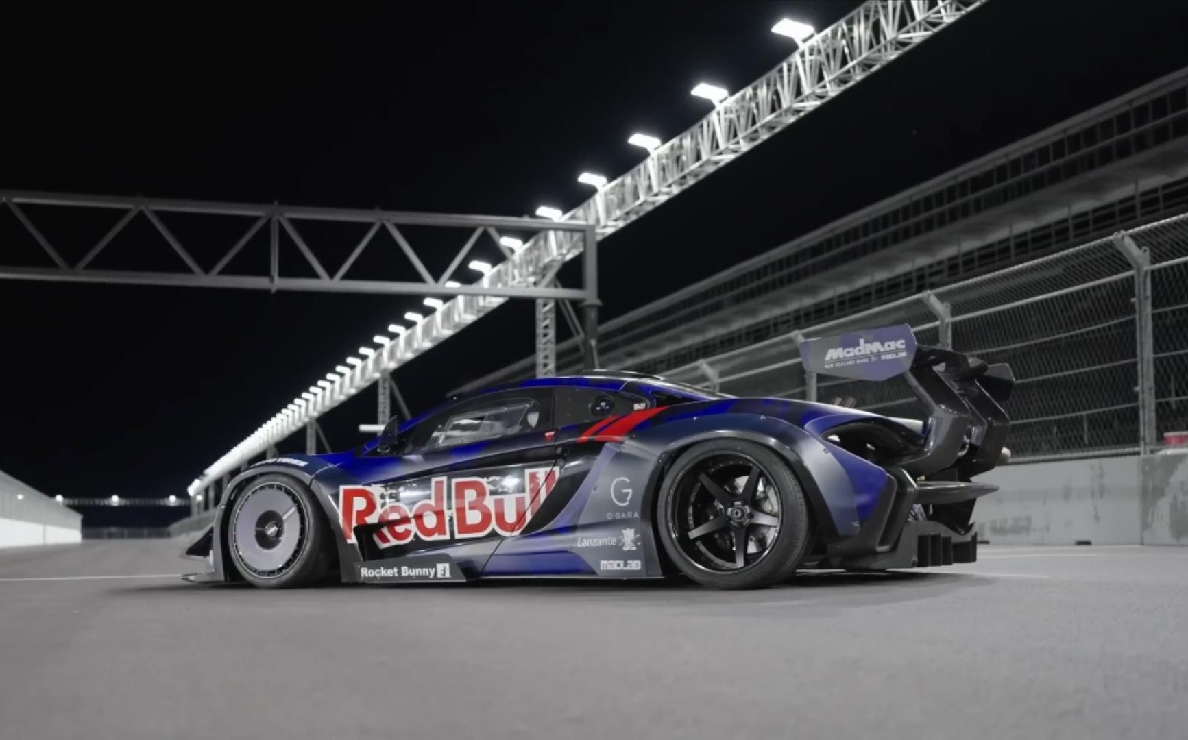 红牛车队绝杀迈凯伦，拉塞尔统治全场