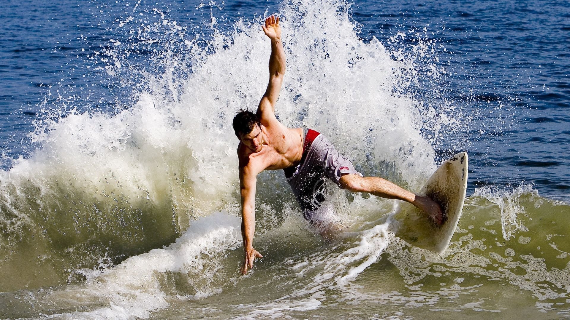 绿茵猛兽吞噬红黑军团，银箭传奇再燃争冠烈焰